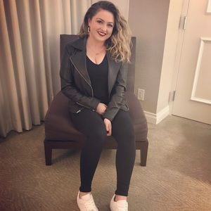 Meet your Posher, Elizabeth